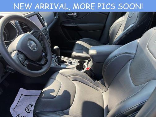 Diamond Black 2023 Jeep Cherokee Altitude Lux