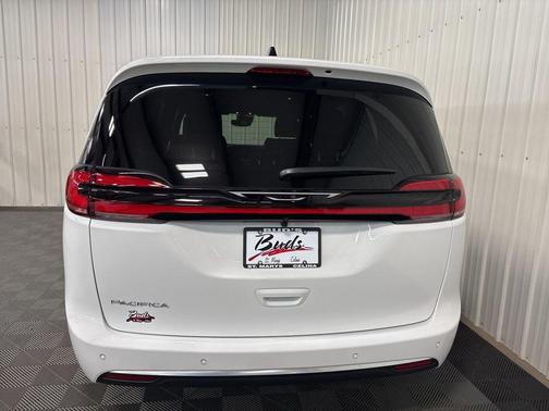 PW7 2027 Chrysler Pacifica SELECT