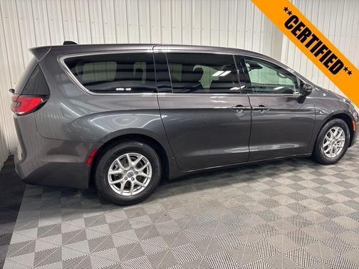 2023 Chrysler Pacifica Touring-L