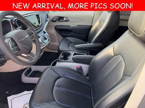 2023 Chrysler Pacifica Touring-L