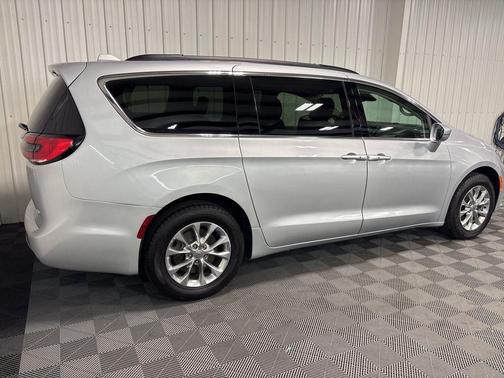 2022 Chrysler Pacifica Touring-L