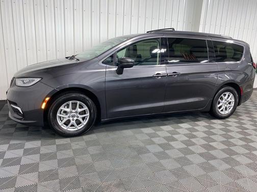 2022 Chrysler Pacifica Touring-L