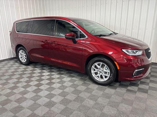 2023 Chrysler Pacifica Touring-L