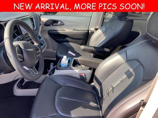 2023 Chrysler Pacifica Touring-L