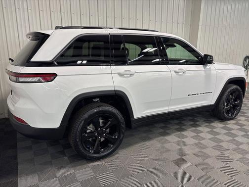Bright White Clearcoat 2026 Jeep Grand Cherokee Limited