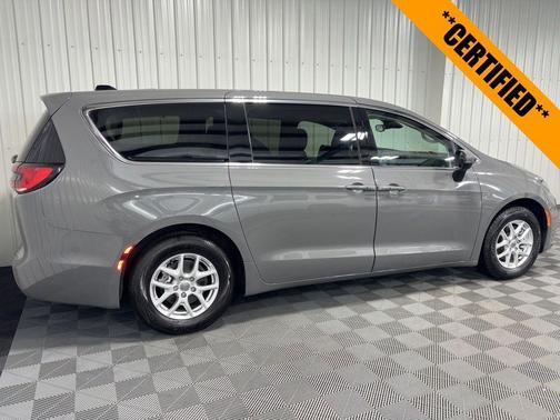 2023 Chrysler Pacifica Touring-L