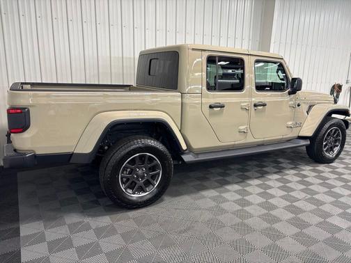 Limited Edition Gobi Clearcoat 2022 Jeep Gladiator Overland