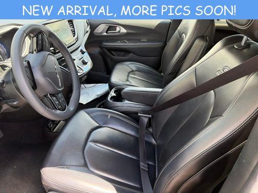 Brilliant Black Crystal Pearlcoat 2023 Chrysler Pacifica Touring-L