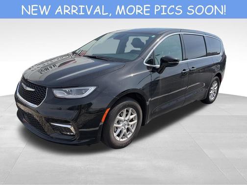 Diamond Black 2025 Chrysler Pacifica Select