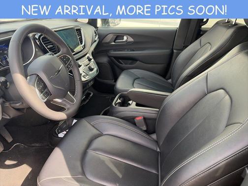 Diamond Black 2025 Chrysler Pacifica Select