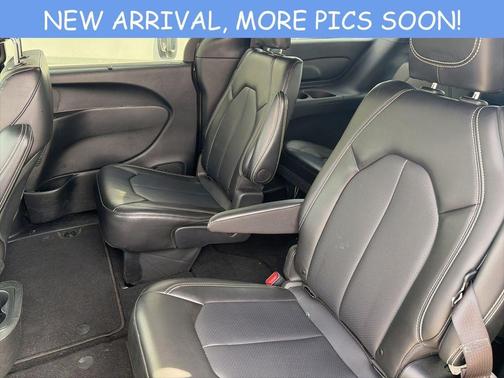 Diamond Black 2025 Chrysler Pacifica Select