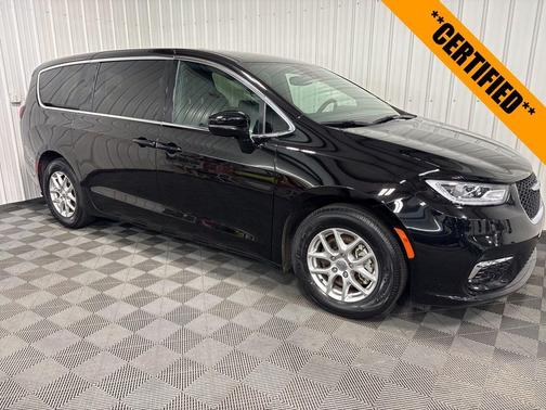 Diamond Black 2025 Chrysler Pacifica Select
