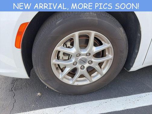 Bright White Clearcoat 2023 Chrysler Pacifica Touring-L