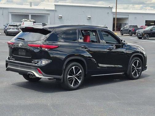 Midnight Black Metallic 2022 Toyota Highlander XSE