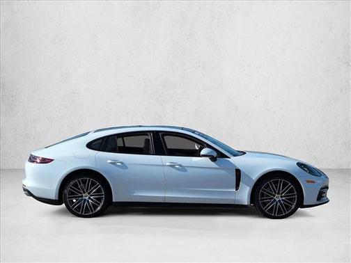 Carrara White Metallic 2017 Porsche Panamera 4