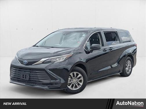 2023 Toyota Sienna LE