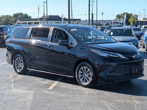 2023 Toyota Sienna LE