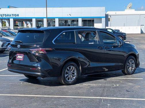 2023 Toyota Sienna LE