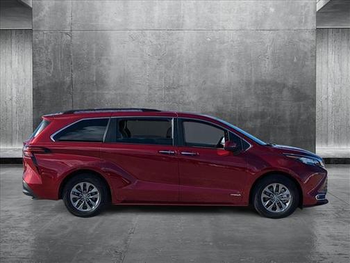 2021 Toyota Sienna XLE 8 Passenger