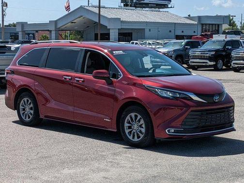 2021 Toyota Sienna XLE 8 Passenger