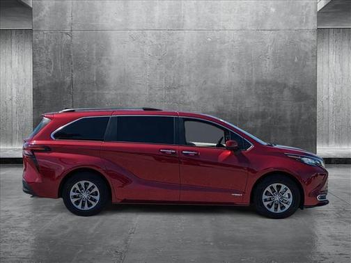 2021 Toyota Sienna XLE 8 Passenger
