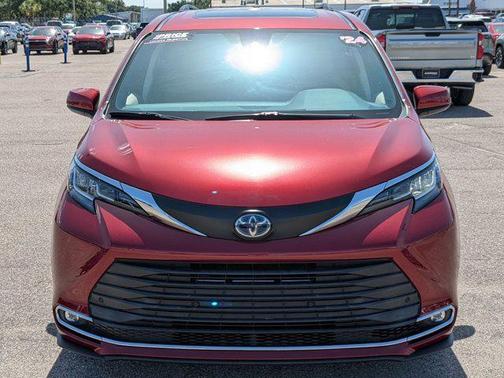 2021 Toyota Sienna XLE 8 Passenger