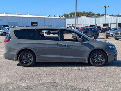 2022 Chrysler Pacifica Hybrid Touring L
