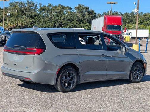 2022 Chrysler Pacifica Hybrid Touring L