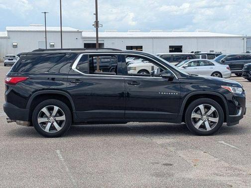 Mosaic Black Metallic 2021 Chevrolet Traverse LT Leather