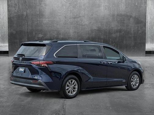 2021 Toyota Sienna XLE 8 Passenger