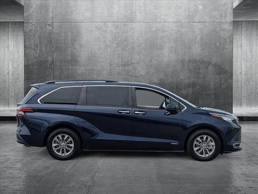 2021 Toyota Sienna XLE 8 Passenger