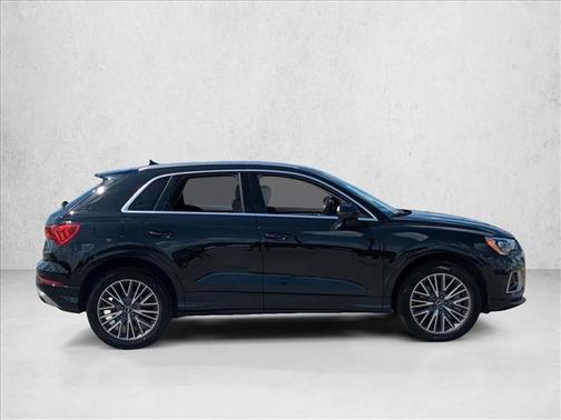 Mythos Black Metallic 2022 Audi Q3 40 Premium