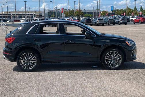Mythos Black Metallic 2022 Audi Q3 40 Premium