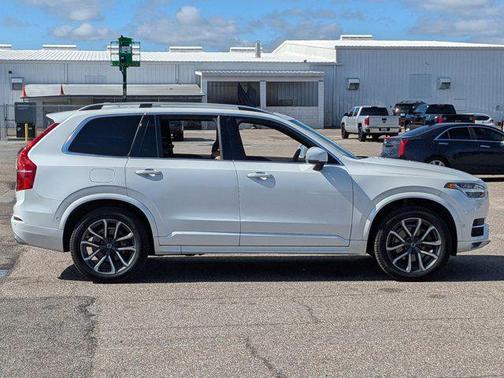 2019 Volvo XC90 T6 Momentum