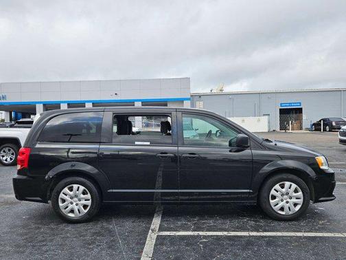 Black Onyx Crystal Pearlcoat 2019 Dodge Grand Caravan SE