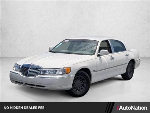 White Pearlescent 2000 Lincoln Town Car Signature