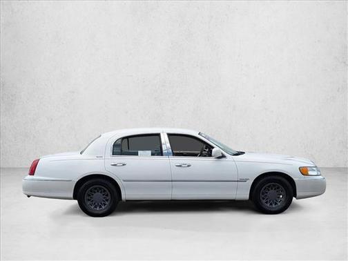 White Pearlescent 2000 Lincoln Town Car Signature