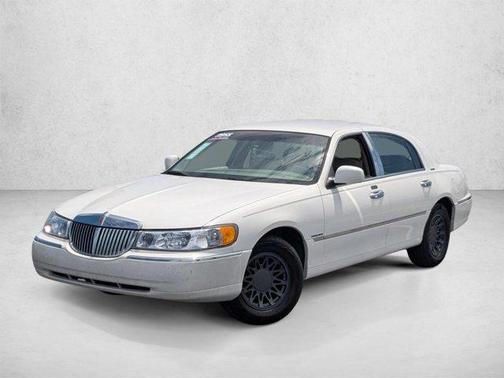 White Pearlescent 2000 Lincoln Town Car Signature