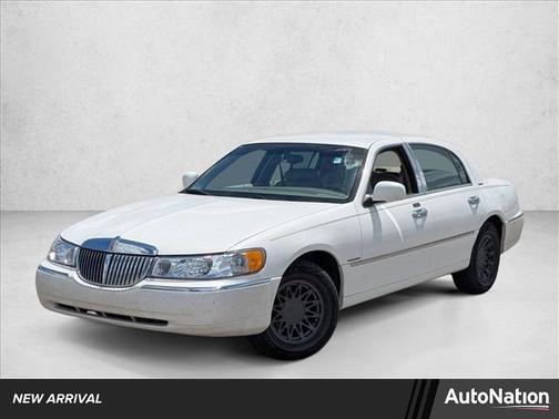 White Pearlescent 2000 Lincoln Town Car Signature