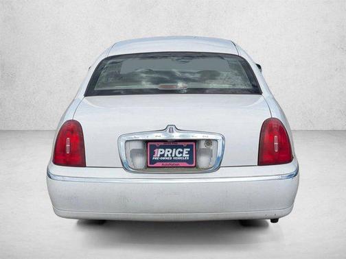 White Pearlescent 2000 Lincoln Town Car Signature