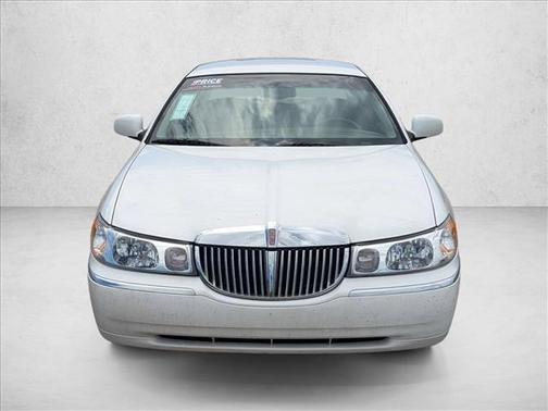 White Pearlescent 2000 Lincoln Town Car Signature