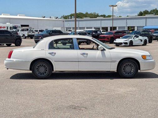 White Pearlescent 2000 Lincoln Town Car Signature