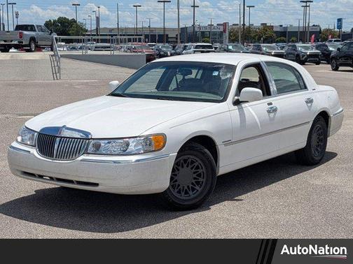 White Pearlescent 2000 Lincoln Town Car Signature