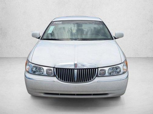 White Pearlescent 2000 Lincoln Town Car Signature