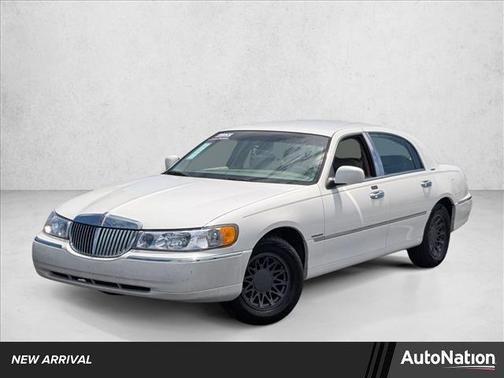 White Pearlescent 2000 Lincoln Town Car Signature