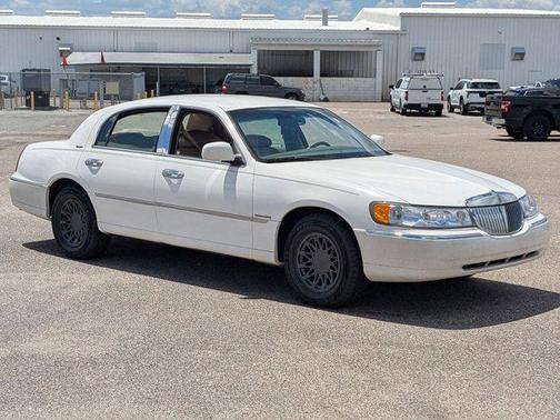 White Pearlescent 2000 Lincoln Town Car Signature