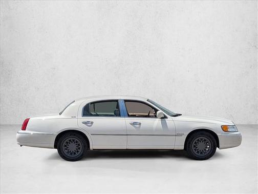 White Pearlescent 2000 Lincoln Town Car Signature