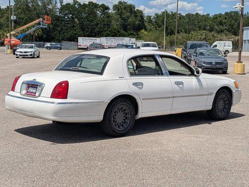White Pearlescent 2000 Lincoln Town Car Signature