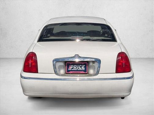 White Pearlescent 2000 Lincoln Town Car Signature