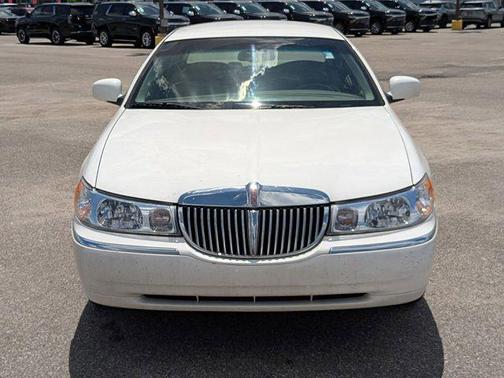 White Pearlescent 2000 Lincoln Town Car Signature
